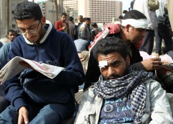 Monet Tahririn aukiolle perjantaina kokoontuneista mielenosoittajista olivat saaneet vammoja Mubarakin kannattajien väkivallasta.