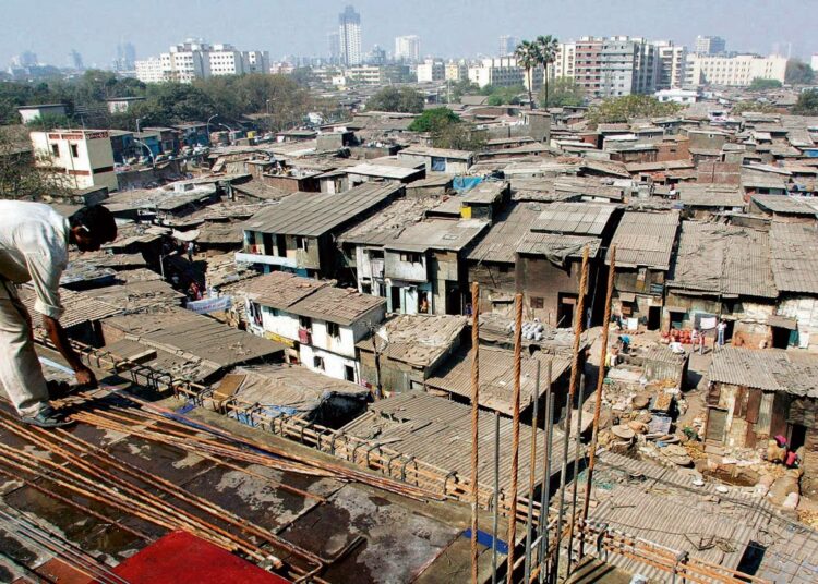 Dharavi on Intian Mumbain suurin slummi. Talouspamfletin kirjoittaneen Teppo Eskelisen mukaan köyhyys kuuluu olennaisena osana modernisaatioon.