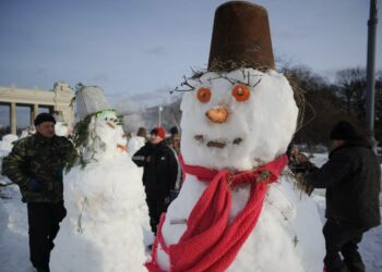 Moskovassa rakennettiin lumiukkoja vuoden vaihtumisen ja ortodoksisen joulunvieton pitkän lomakauden ratoksi.