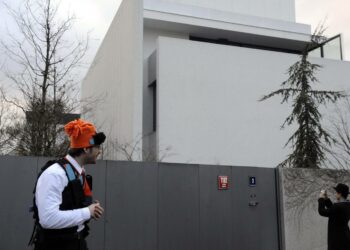 Prahalainen Corrupt Tour järjestää tavallisesta poikkeavia kiertoajeluita. Korruptiota esittelevillä retkillä bussi kiertää ökyhuviloita ja stadionin, jota ei rakennettu.