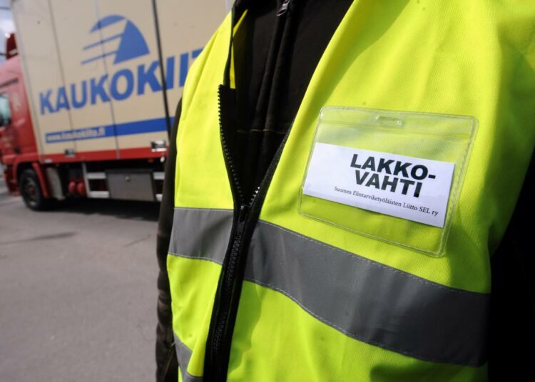EU-komissio kertoo pyrkivänsä "varmistamaan asianmukaisen tasapainon" ammattiliittojen työtaisteluoikeuden ja taloudellisten vapauksien välillä.