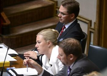 Ministerit Jyrki Katainen, Jutta Urpilainen ja Paavo Arhinmäki seurasivat tiistaina eduskunnan budjettikeskustelua.