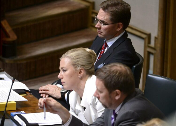 Ministerit Jyrki Katainen, Jutta Urpilainen ja Paavo Arhinmäki seurasivat tiistaina eduskunnan budjettikeskustelua.