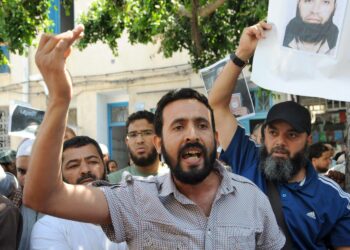 Radikaali-islamilaisia salafisteja osoittamassa mieltään Tunisissa kesäkuun lopulla.