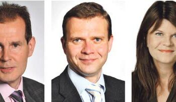 Eduskuntaryhmien puheenjohtajat Jouni Backman (sd.), Petteri Orpo (kok.) ja Outi Alanko-Kahiluoto (vihr.).
