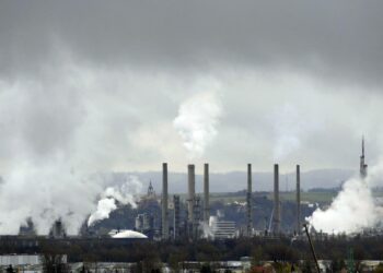 Luonto-Liitto ja Ilmastovanhemmat tiedustelivat puolueiden kantaa EU:n ilmastopolitiikan 2030-tavoitteisiin. Kuvassa petrokemian tehdas Feyzinissä, Ranskassa.
