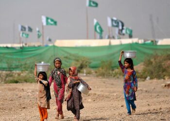 Pohjois-Waziristanin alueelta paenneita tyttöjä pakistanilaisella pakolaisleirillä. Kokonainen sukupolvi jää Talebanin takia vaille koulutusta.