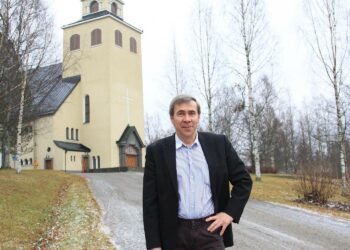 Rauno Pikkarainen tähtää vakavasti Kiuruveden kirkonmäeltä Arkadianmäelle. – On täysin mahdollista, että vasemmistoliitto saa Ylä-Savosta kansanedustajan, sanoo seurakuntavaalien ääniharava.