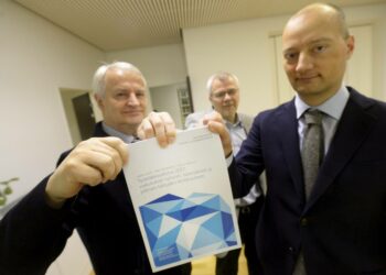 Elinkeinoelämän tutkimuslaitoksen tutkijat Jukka Lassila (vas.), Tarmo Valkonen ja Niku Määttänen (oik.) Työeläkeuudistus 2017 -raportin julkistustilaisuudessa Helsingissä maanantaina.