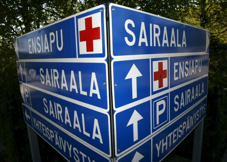 Suomen sosiaali- ja terveydenhuoltojärjestelmästä vastaa yli 300 kuntaa, 150 terveyskeskusta, 20 sairaanhoitopiiriä, kuusi erillistä kehitysvammaisten erityishuoltopiiriä ja lukuisa joukko kuntien vapaaehtoisia yhteenliittymiä.