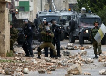 Israelin turvallisuusjoukkoja ampumassa kohti palestiinalaismielenosoittajia Kfar Qaddumin kylässä huhtikuussa.