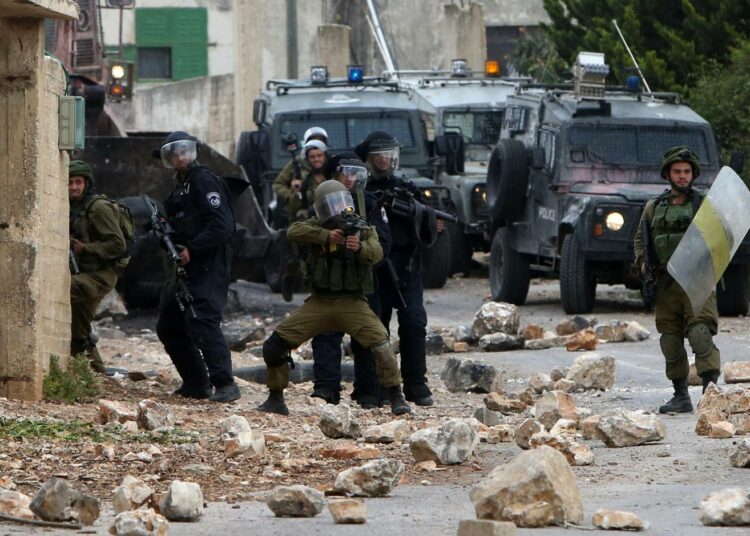 Israelin turvallisuusjoukkoja ampumassa kohti palestiinalaismielenosoittajia Kfar Qaddumin kylässä huhtikuussa.