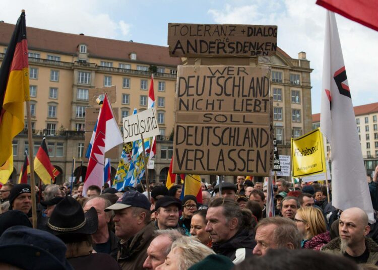 Pegida-liikkeen kannattajat kuljettivat huhtikuussa Dresdenissä mielenosoituksessa kylttiä: ”Jos ei rakasta Saksaa, pitää lähteä Saksasta”.