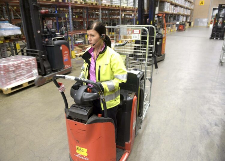 Kerääjä Ronja Raskunen kuljettaa rullakkoa lähettämöön Tuko Logisticsin jakelukeskuksessa Keravalla. SAK epäilee hallituksen ajavan naisia pois työelämästä.