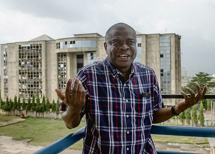 Terrorisminvastaista sotaa ei voiteta pelkästään sotimalla, toteaa nigerialainen poliittinen vaikuttaja Jaye Gaskia. Taustalla näkyy Boko Haramin pommi-iskun tuhoama päivälehti ThisDayn entinen toimitalo Nigerian pääkaupungissa Abujassa.