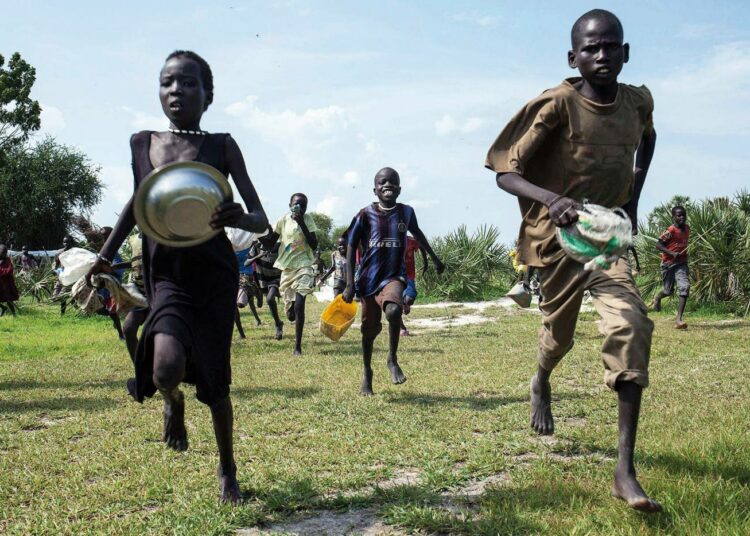 Lapset juoksivat heinäkuussa 2014 Leerissä Etelä-Sudanissa katsomaan, olisiko ilmasta pudotetuista avustuspaketeista levinnyt maastoon ruokaa tai edes siemeniä.