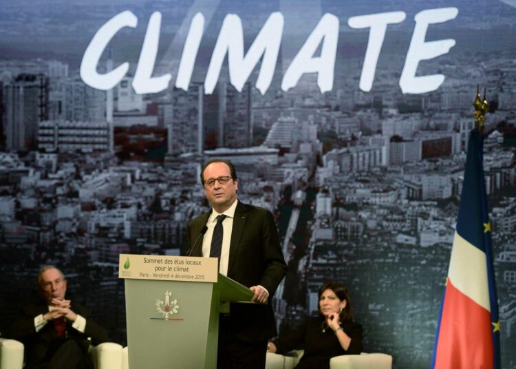 Ranskan presidentti Francois Hollande puhui Pariisin ilmastokokouksessa maanantaina.