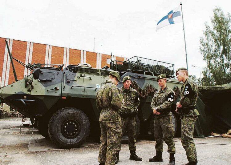 Kirjoittaja pelkää, että suomalaisten ja amerikkalaisten yhteiset sotaharjoitukset lisäävät kansainvälistä jännitettä. Kuvassa suomalaiset Saber Strike -sotaharjoituksessa Latviassa vuonna 2014.