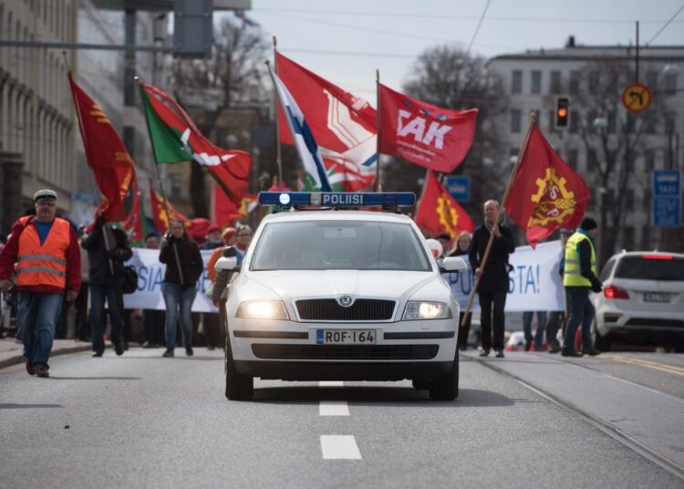 Helsingin vappukulkue ylittää tänä vuonna Pitkänsillan totutusta toiseen suuntaan, Hakaniemestä Kansalaistorille.