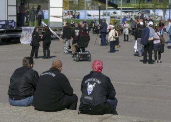 Kaksi Soldiers of Odin -ryhmän jäsentä Rajat Kiinni! -liikkeen järjestämässä mielenosoituksessa Kansalaistorilla Helsingissä 7. toukokuuta.