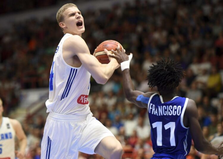 Suomen Lauri Markkanen ja Ranskan Sylvain Francisco 20-vuotiaiden miesten EM-koripalloturnauksessa Helsingissä.