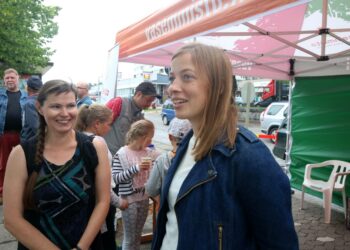 Savonlinnalainen Tiina Pulkkinen (vas.) halusi keskustella Li Anderssonin kanssa muun muassa yhä lisääntyvästä rahan vallasta.