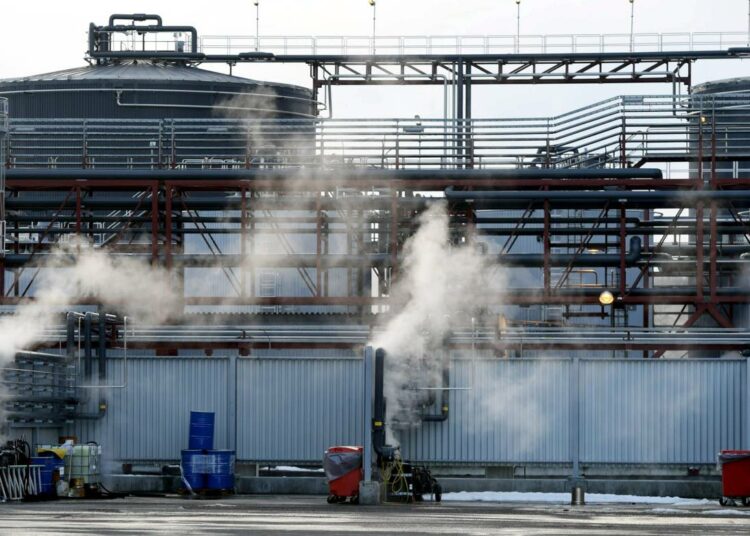UPM:n biopolttoainetehdas Kaukaan tehtaalla Lappeenrannassa. Hallituksen energia- ja ilmastostrategia on kansanedustaja Silvia Modigin mielestä liian puuvetoinen.