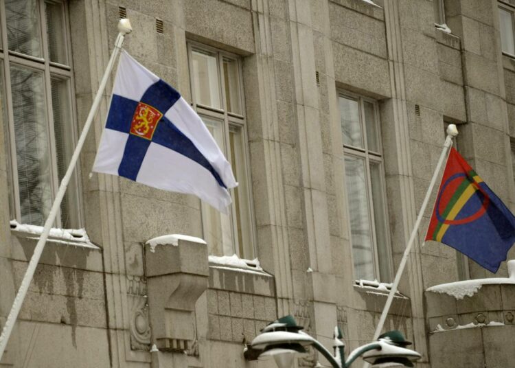 Euroopan ainoan alkuperäiskansan kohtelu on satavuotiaalle Suomelle häpeä, poliittisten nuorisojärjestöjen puheenjohtajat toteavat yhteisessä tiedotteessaan. Saamelaisten kansallispäivän kunniaksi Suomen ja Saamenmaan liput liehuivat salossa Helsingissä 6. helmikuuta 2013.