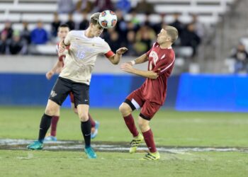 Denver Pioneers kohtasi Wake Forest Demon Deaconsin joulukuussa Yhdysvaltojen jalkapallon yliopistosarjassa.