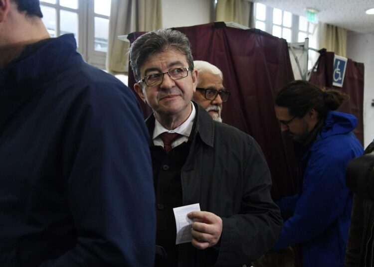 Jean-Luc Mélenchon odottamassa äänestysvuoroaan Pariisissa sunnuntaina.