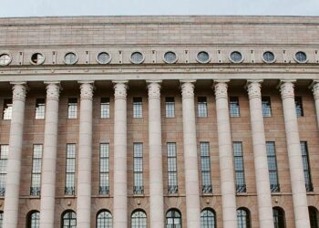 Kirjoittaja arvostelee joillekin entisille kansanedustajille maksettuja tukia.