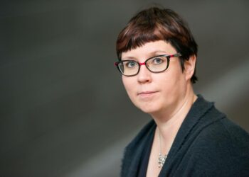 Europarlamentaarikko, vasemmistoliiton presidenttiehdokas Merja Kyllönen tyrmää tiedustelulait.