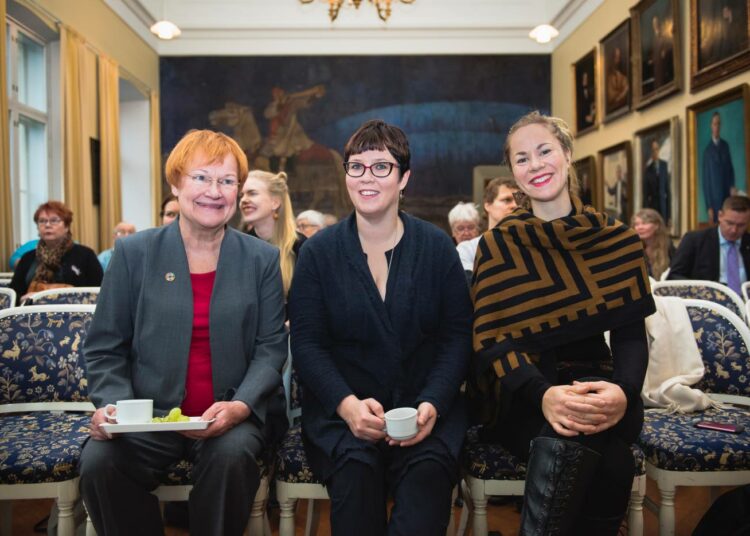 Presidentti Tarja Halonen (vas.) ja vasemmistoliiton presidenttiehdokas Merja Kyllönen keskustelivat kansanedustaja Hanna Sarkkisen johdolla vasemmistonaisten Naiset ja rauha -feminaarissa naisten roolista ulko- ja turvallisuuspolitiikassa sekä rauhanprosessien rakentamisessa.