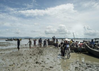 Myanmarista rajan yli Bangladeshiin saapuneita rohingyapakolaisia Teknafissa.