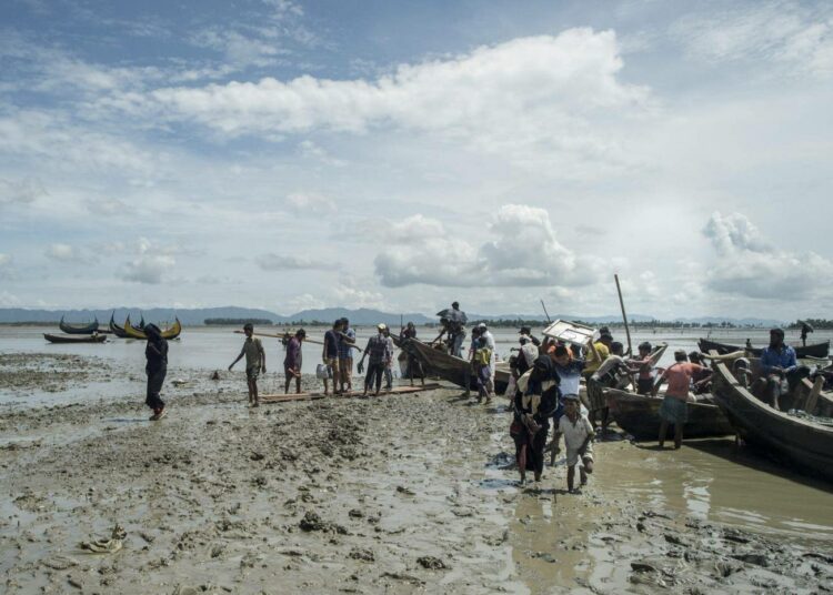 Myanmarista rajan yli Bangladeshiin saapuneita rohingyapakolaisia Teknafissa.