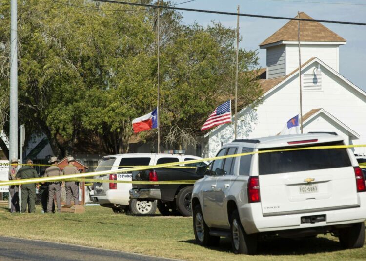 Poliisi tutki sunnuntaina joukkoampumista kirkossa Sutherland Springsin kaupungissa Texasissa.