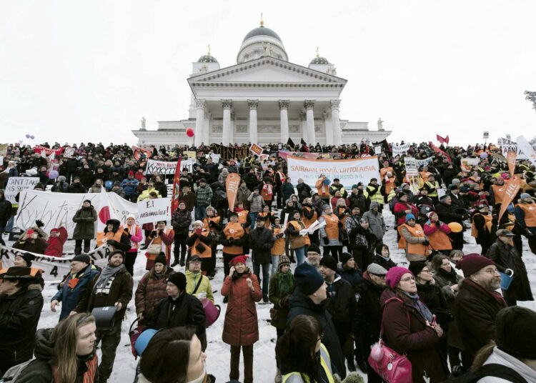 Aktiivimallin vastainen mielenilmaus Senaatintorilla perjantaina 2.2.2018.