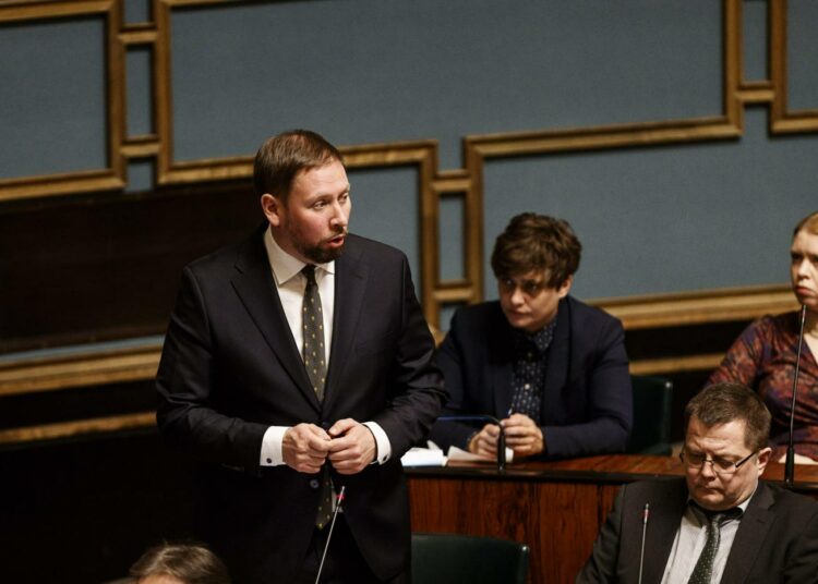 Paavo Arhinmäki kyselytunnilla: Ennen vaaleja te, pääministeri Sipilä, sanoitte, että perusturvasta ei leikata. Nyt täytyy kysyä: miten tässä, pääministeri Sipilä, pääsi käymään näin?