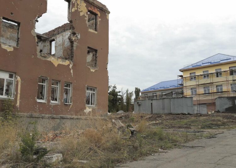 Semenivkan sairaala Slavjanskin kaupungin lähettyvillä tuhoutui pahoin loppukevään 2014 taisteluissa. Ukrainan joukot tulittivat suoraan sen rakennuksia, joita separatistit pitivät hallussaan. Toistaiseksi vain yksi sairaala-alueen rakennus on korjattu.