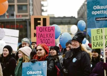 Ei leikkirahaa -kansanliike järjesti mielenilmauksen lastentarhanopettajien palkkojen ja varhaiskasvatuksen laadun varmistamisen puolesta 24. maaliskuuta Helsingissä.