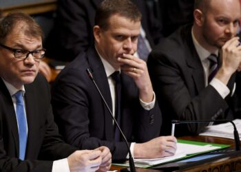 Kokoomus, keskusta ja siniset tekivät kehysriihessä lehmänkauppoja, joilla heikennettiin nuorten työttömien oikeuksia ja pienten yritysten työntekijöiden irtisanomissuojaa. Kuvassa pääministeri Juha Sipilä (vas.), valtiovarainministeri Petteri Orpo ja eurooppa-, kulttuuri- ja urheiluministeri Sampo Terho eduskunnan kyselytunnilla helmikuussa.