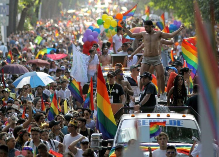 Helsinki Pride -viikon alla saatiin hyvä päätös transihmisten ja sadomasokistien puolesta. Kuva LGBT-marssilta Guadalarajasta Meksikosta.