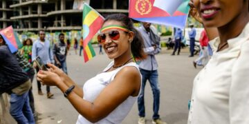 Etiopian ja Eritrean lipuilla koristautunut nainen otti itsestään selfien maiden johtajien sovintotapaamisen alla Etiopian pääkaupungissa Addis Abebassa.