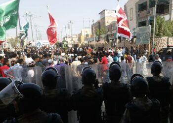 Turvallisuusjoukot muodostivat ihmismuurin estääkseen mielenosoittajien etenemisen Basrassa 5. elokuuta. Heinäkuussa käynnistyneissä Basran mielenosoituksissa on kuollut ainakin 14 ihmistä.