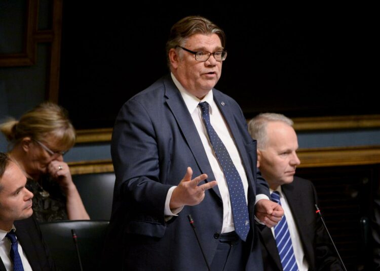 Ulkoministeri Timo Soini vastasi perussuomalaisten kysymyksiin GCM-asiakirjasta.