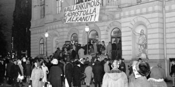 Vanhan valtaus päättyi kiihkeydestään huolimatta rauhallisesti. Tarinat kertovat vallankumouksellisten siivonneen jälkensä ennen poistumistaan talosta.