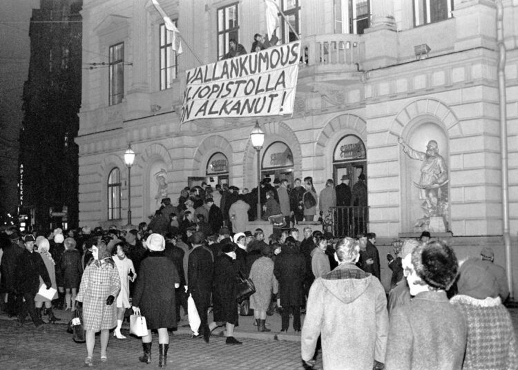 Vanhan valtaus päättyi kiihkeydestään huolimatta rauhallisesti. Tarinat kertovat vallankumouksellisten siivonneen jälkensä ennen poistumistaan talosta.