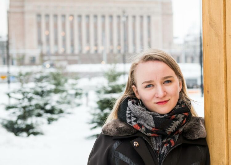 Petra Laiti on täysiverinen poliitikko. Hän ei kuitenkaan halua lähteä politiikkaan opettaakseen suomalaisille saamelaisuutta, vaan vaikuttaakseen itselleen tärkeisiin asioihin.