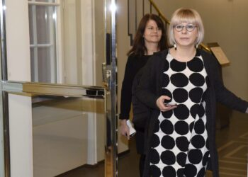 Kansanedustajat Outi Alanko-Kahiluoto ja Aino-Kaisa Pekonen menossa sosiaali- ja terveysvaliokunnan kokoukseen 12. helmikuuta.