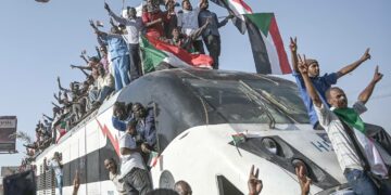 Sudanin sotilashallituksen eroa vaativat mielenosoittajat kiipesivät junan katolle saapuessaan tiistaina Atbarasta maan pääkaupunkiin Khartumiin.